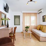 Antigone شقة فندقية 2*