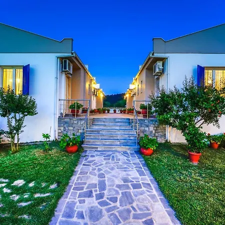 Antigone מלון דירות 2*