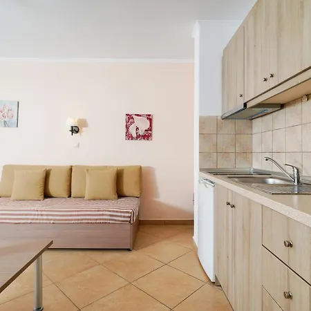 Antigone מלון דירות 2*