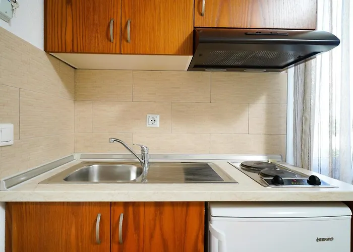 Antigone アパートホテル