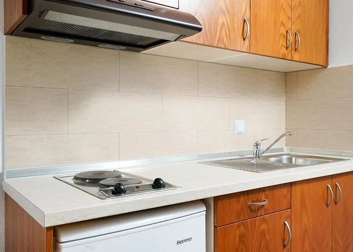 Antigone アパートホテル